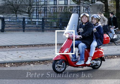 Amsterdam 6 november 2020
Martijn Krabbe en zijn dochter Michelle Krabbe op zijn vespa scooter