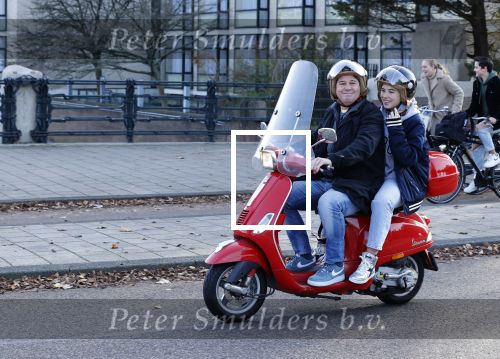 Amsterdam 6 november 2020
Martijn Krabbe en zijn dochter Michelle Krabbe op zijn vespa scooter