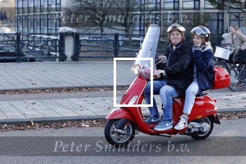 Amsterdam 6 november 2020
Martijn Krabbe en zijn dochter Michelle Krabbe op zijn vespa scooter