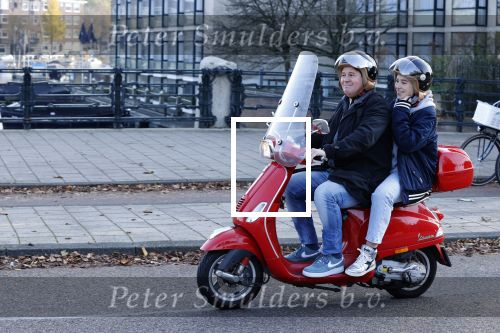 Amsterdam 6 november 2020
Martijn Krabbe en zijn dochter Michelle Krabbe op zijn vespa scooter