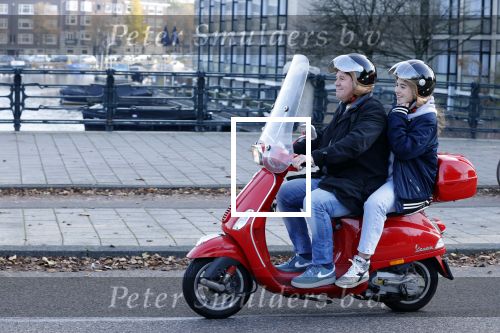 Amsterdam 6 november 2020
Martijn Krabbe en zijn dochter Michelle Krabbe op zijn vespa scooter