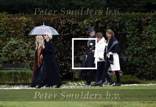 Naarden 8 oktober 2020
Begrafenis Jan des Bouvrie  op algemene begraafplaats Nieuw Valkeveen.
Monique en Bo des Bouvrie met daarachter Nicole des Bouvrie