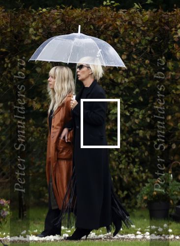 Naarden 8 oktober 2020
Begrafenis Jan des Bouvrie  op algemene begraafplaats Nieuw Valkeveen.
Monique en Bo des Bouvrie met daarachter Nicole des Bouvrie