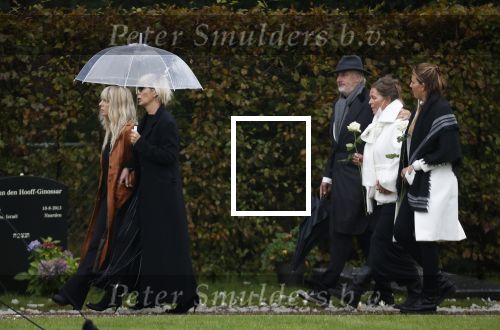 Naarden 8 oktober 2020
Begrafenis Jan des Bouvrie  op algemene begraafplaats Nieuw Valkeveen.
Monique en Bo des Bouvrie met daarachter Nicole des Bouvrie