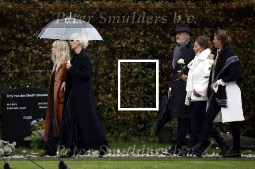 Naarden 8 oktober 2020
Begrafenis Jan des Bouvrie  op algemene begraafplaats Nieuw Valkeveen.
Monique en Bo des Bouvrie met daarachter Nicole des Bouvrie
