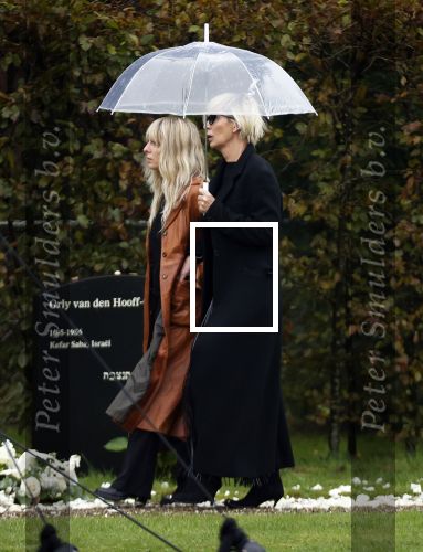 Naarden 8 oktober 2020
Begrafenis Jan des Bouvrie  op algemene begraafplaats Nieuw Valkeveen.
Monique en Bo des Bouvrie met daarachter Nicole des Bouvrie
