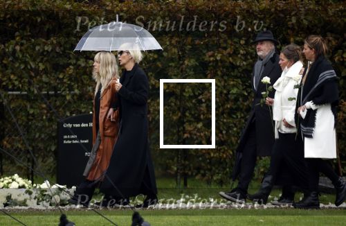 Naarden 8 oktober 2020
Begrafenis Jan des Bouvrie  op algemene begraafplaats Nieuw Valkeveen.
Monique en Bo des Bouvrie met daarachter Nicole des Bouvrie