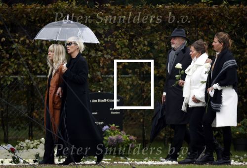 Naarden 8 oktober 2020
Begrafenis Jan des Bouvrie  op algemene begraafplaats Nieuw Valkeveen.
Monique en Bo des Bouvrie met daarachter Nicole des Bouvrie