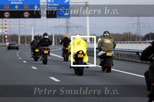 Muiden  31 oktober 2020
Motorrijder in Geel regenpak