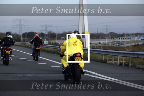 Muiden  31 oktober 2020
Motorrijder in Geel regenpak
