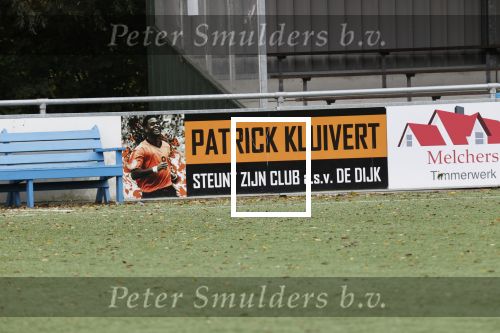 Amsterdam 4 oktober 2020
Jeugdvoetbal bij vv de Dijk met oa reclame borden van patrick Kluivert en Ruud Krol. Er is bijna geen publiek ivm de corona maatregelen