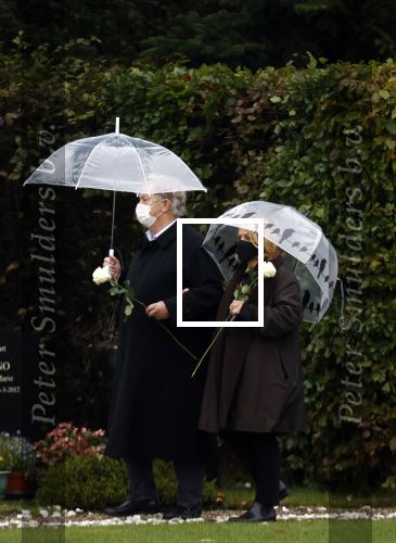 Naarden 8 oktober 2020
Begrafenis Jan des Bouvrie  op algemene begraafplaats Nieuw Valkeveen.
Paul Fagel met zijn vrouw