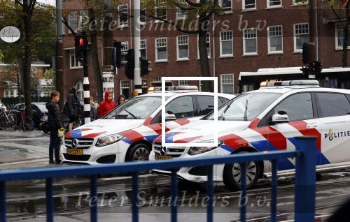 Amsterdam 10 oktober 2020
2 politiewagens spreken jeugd aan op de Beethovenstraat