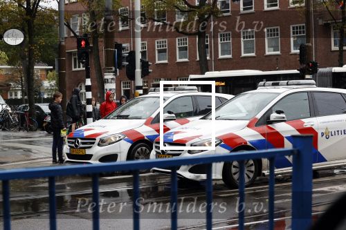 Amsterdam 10 oktober 2020
2 politiewagens spreken jeugd aan op de Beethovenstraat