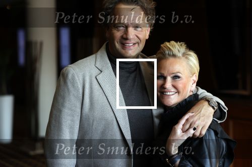 Noordwijk 16 oktober 2020
Manuela en Raymond v d Ploeg bij de boekuitreiking van Martien Meiland in hotel Huis ter Duin