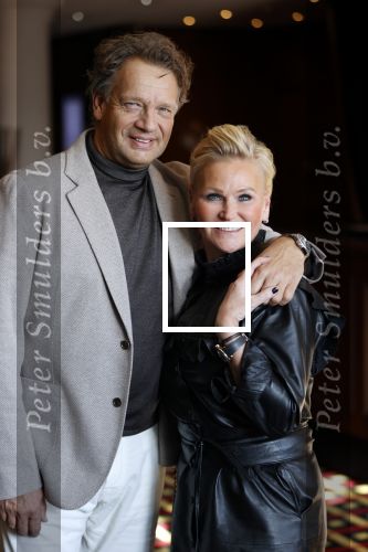 Noordwijk 16 oktober 2020
Manuela en Raymond v d Ploeg bij de boekuitreiking van Martien Meiland in hotel Huis ter Duin