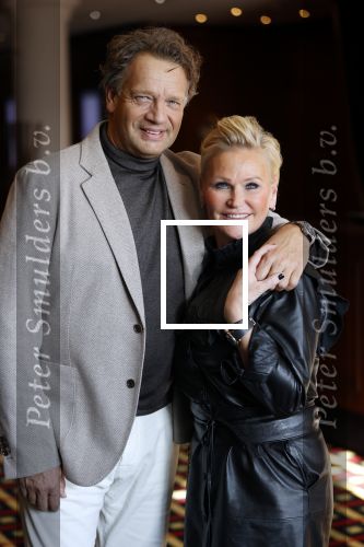 Noordwijk 16 oktober 2020
Manuela en Raymond v d Ploeg bij de boekuitreiking van Martien Meiland in hotel Huis ter Duin