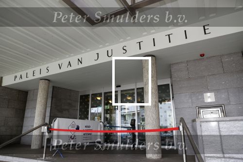 Arnhem 12 oktober 2020
Rechtszaak tussen Judith Pietersen bijgestaan door Paardenadvocaat Luc Schelstraete en Dan Brown\'s ex-vrouw Blythe ivm een paard dat Judith gekregen heeft van haar vriend Dan Brown. Woordvoerder van Blythe Brown David Brilleslijper is ook aanwezig