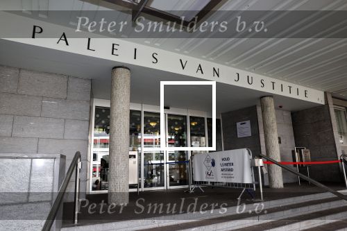 Arnhem 12 oktober 2020
Rechtszaak tussen Judith Pietersen bijgestaan door Paardenadvocaat Luc Schelstraete en Dan Brown\'s ex-vrouw Blythe ivm een paard dat Judith gekregen heeft van haar vriend Dan Brown. Woordvoerder van Blythe Brown David Brilleslijper is ook aanwezig