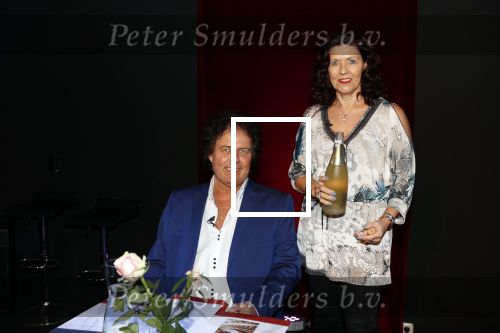 Holten 9 november 2020
Rene Le Blanc tekent een kontrakt bij Edwin en Coen v Hoevelaak. Hij kwam samen met zijn vriendin.
