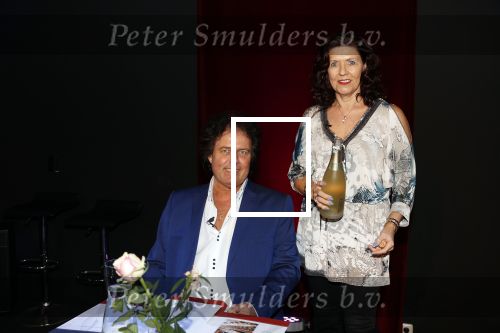 Holten 9 november 2020
Rene Le Blanc tekent een kontrakt bij Edwin en Coen v Hoevelaak. Hij kwam samen met zijn vriendin.