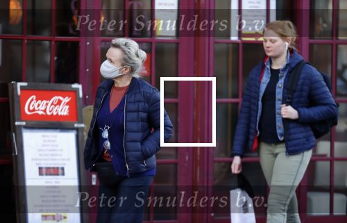 Amsterdam 4 november 2020
Renee Soutendijk met en zonder mondkapje op straat in Amsterdam zuid.