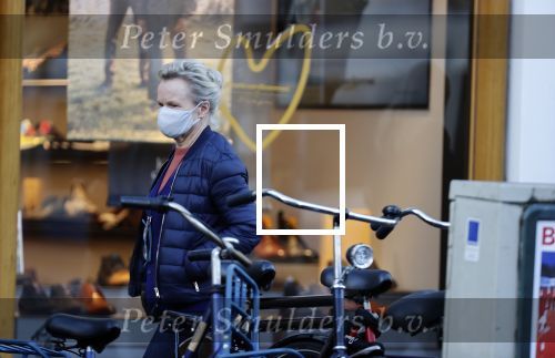 Amsterdam 4 november 2020
Renee Soutendijk met en zonder mondkapje op straat in Amsterdam zuid.