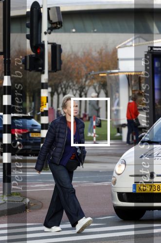 Amsterdam 4 november 2020
Renee Soutendijk met en zonder mondkapje op straat in Amsterdam zuid.