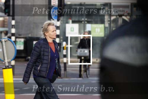 Amsterdam 4 november 2020
Renee Soutendijk met en zonder mondkapje op straat in Amsterdam zuid.