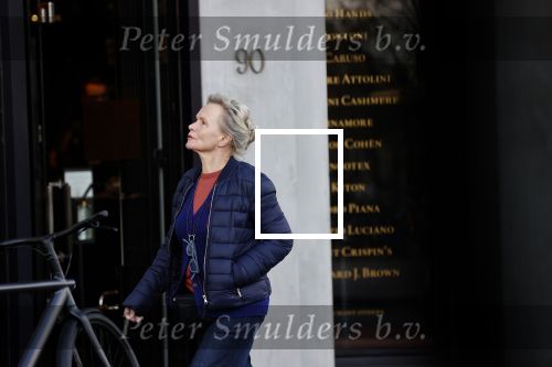 Amsterdam 4 november 2020
Renee Soutendijk met en zonder mondkapje op straat in Amsterdam zuid.