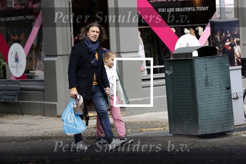 Amsterdam 7 oktober 2020
Rob v d Wouw met zijn dochter op de cornelis schuytstraat.