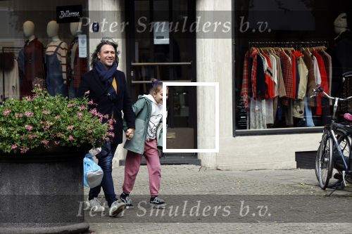 Amsterdam 7 oktober 2020
Rob v d Wouw met zijn dochter op de cornelis schuytstraat.