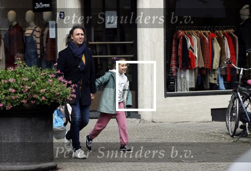 Amsterdam 7 oktober 2020
Rob v d Wouw met zijn dochter op de cornelis schuytstraat.