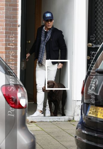 Den Haag 2 november 2020
Rogier Smit met zijn hond Brownie bij zijn nieuwe huis.