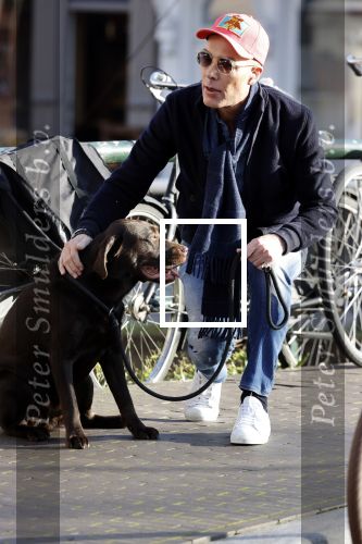 Den Haag 7 november 2020
Rogier Smit met zijn nieuwe look en hond Brownie op straat in Den Haag
