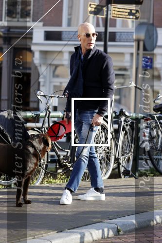 Den Haag 7 november 2020
Rogier Smit met zijn nieuwe look en hond Brownie op straat in Den Haag