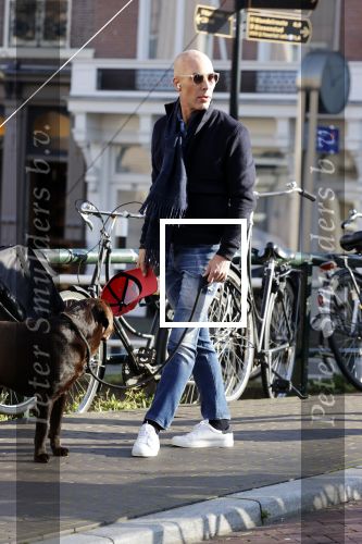 Den Haag 7 november 2020
Rogier Smit met zijn nieuwe look en hond Brownie op straat in Den Haag