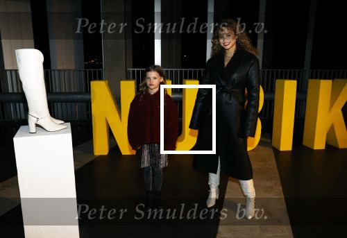 Amsterdam 29 oktober 2020
Presentatie schoenenlijn van Rose Bertram in smanewerking met Nubbik. Rose met jeugdig Model