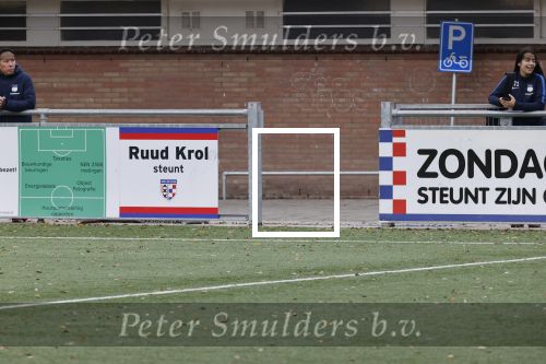 Amsterdam 4 oktober 2020
Jeugdvoetbal bij vv de Dijk met oa reclame borden van patrick Kluivert en Ruud Krol. Er is bijna geen publiek ivm de corona maatregelen