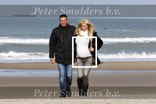 Scheveningen 22 oktober 2020
Samantha de Jong ( Barbie) hoogzwanger op het strand met partner Gerrit
