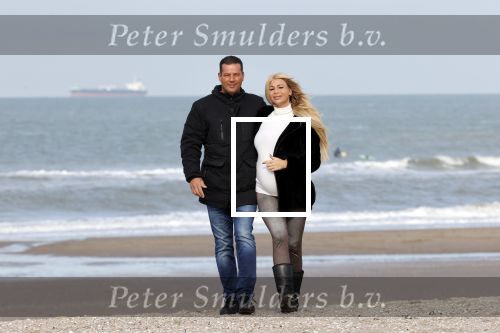 Scheveningen 22 oktober 2020
Samantha de Jong ( Barbie) hoogzwanger op het strand met partner Gerrit