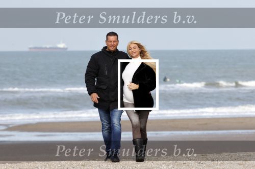 Scheveningen 22 oktober 2020
Samantha de Jong ( Barbie) hoogzwanger op het strand met partner Gerrit
