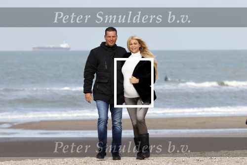 Scheveningen 22 oktober 2020
Samantha de Jong ( Barbie) hoogzwanger op het strand met partner Gerrit