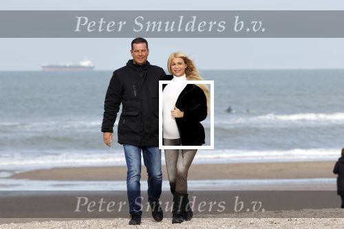 Scheveningen 22 oktober 2020
Samantha de Jong ( Barbie) hoogzwanger op het strand met partner Gerrit