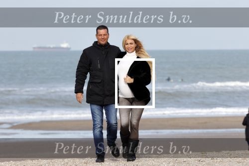 Scheveningen 22 oktober 2020
Samantha de Jong ( Barbie) hoogzwanger op het strand met partner Gerrit