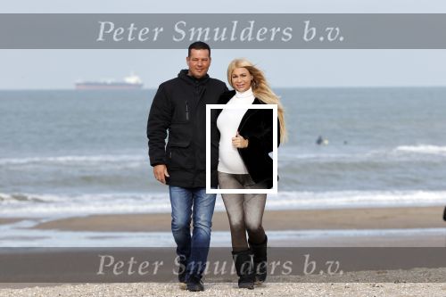 Scheveningen 22 oktober 2020
Samantha de Jong ( Barbie) hoogzwanger op het strand met partner Gerrit