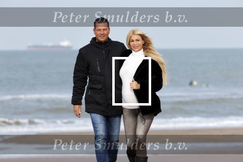 Scheveningen 22 oktober 2020
Samantha de Jong ( Barbie) hoogzwanger op het strand met partner Gerrit