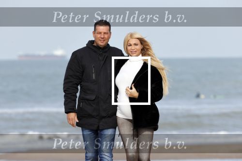 Scheveningen 22 oktober 2020
Samantha de Jong ( Barbie) hoogzwanger op het strand met partner Gerrit