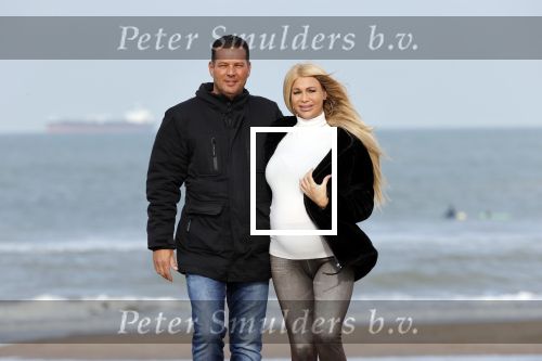 Scheveningen 22 oktober 2020
Samantha de Jong ( Barbie) hoogzwanger op het strand met partner Gerrit