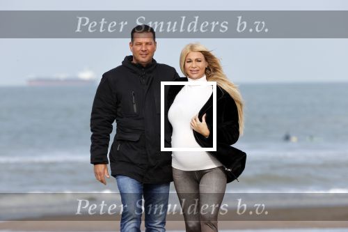Scheveningen 22 oktober 2020
Samantha de Jong ( Barbie) hoogzwanger op het strand met partner Gerrit